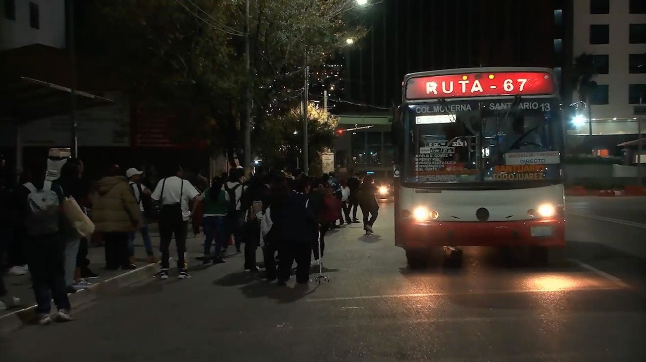 Camiones hacen sufrir a regios durante Nochebuena