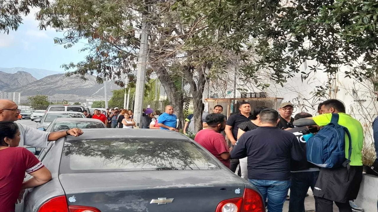 Abarrotan oficina de Control Vehicular en Santa Catarina