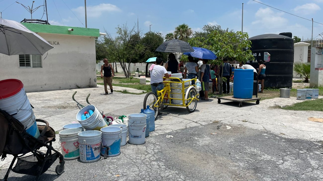 Hacen largas filas en tinaco colectivo, en Escobedo