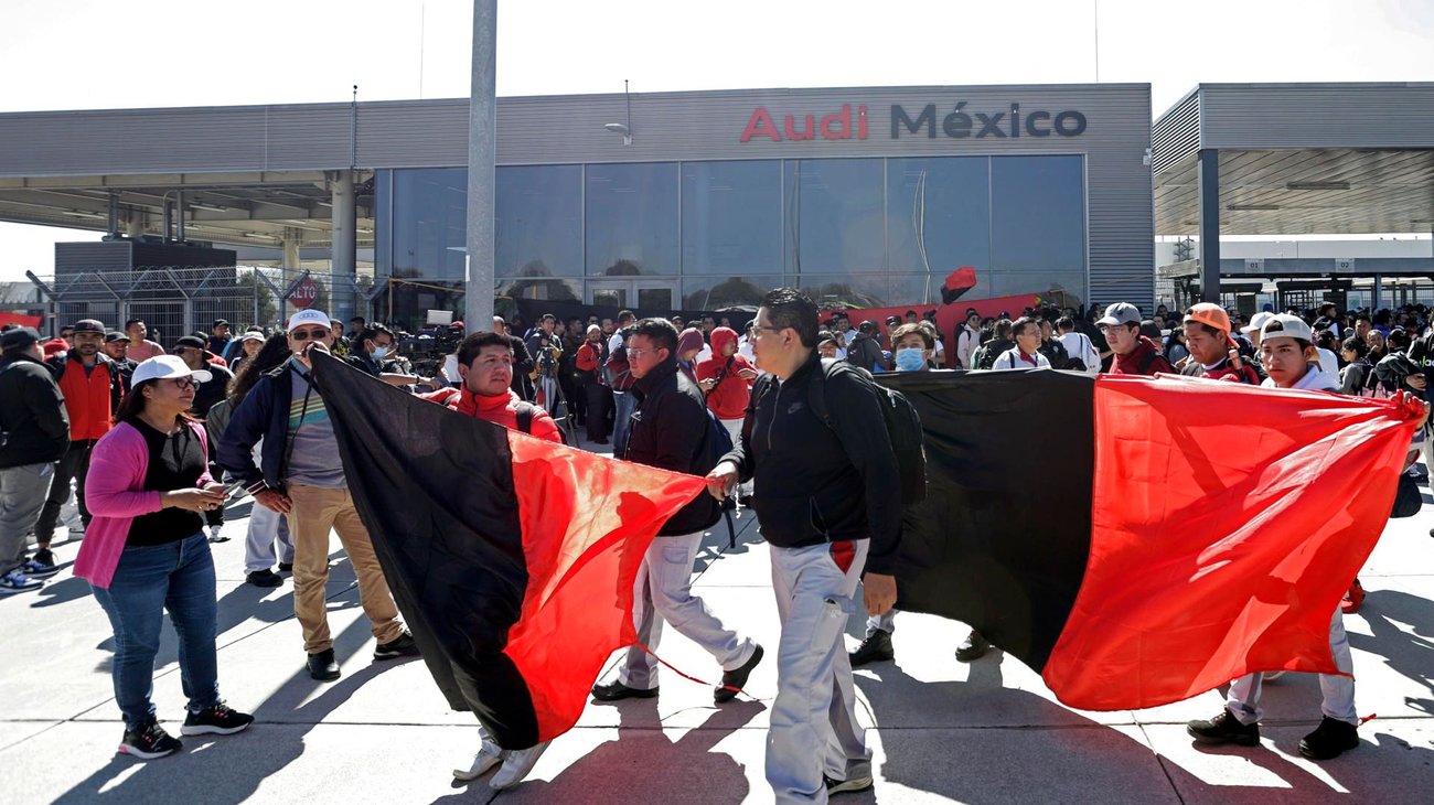 AMLO celebra el fin de la huelga en Audi México