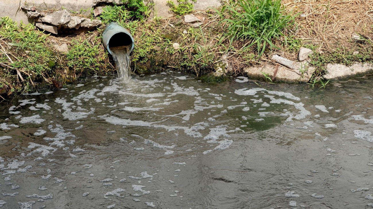 ¡Finge su muerte y sobrevive! Esposo la hiere y tira en río