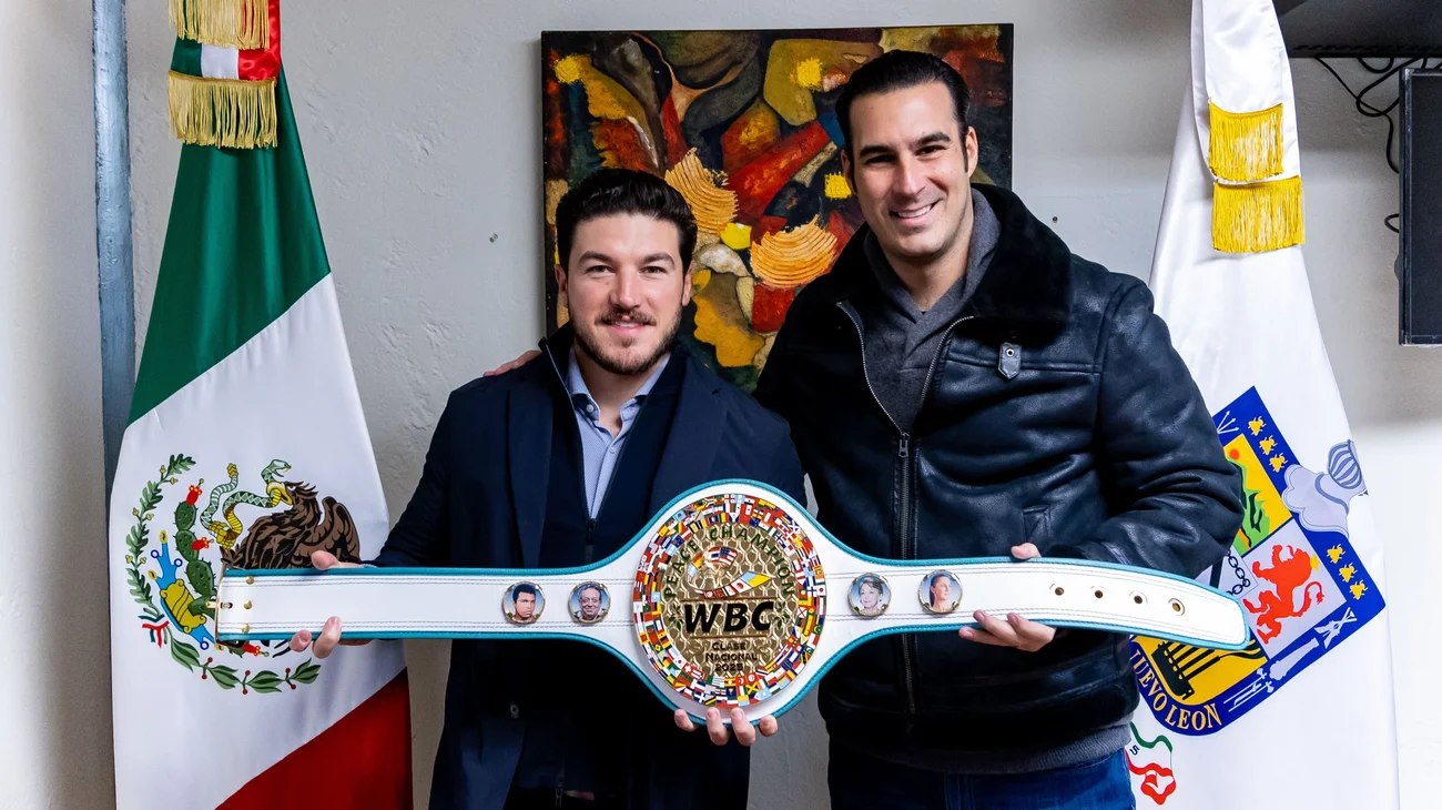 Firma Samuel García cinturón del paz para la difusión del box