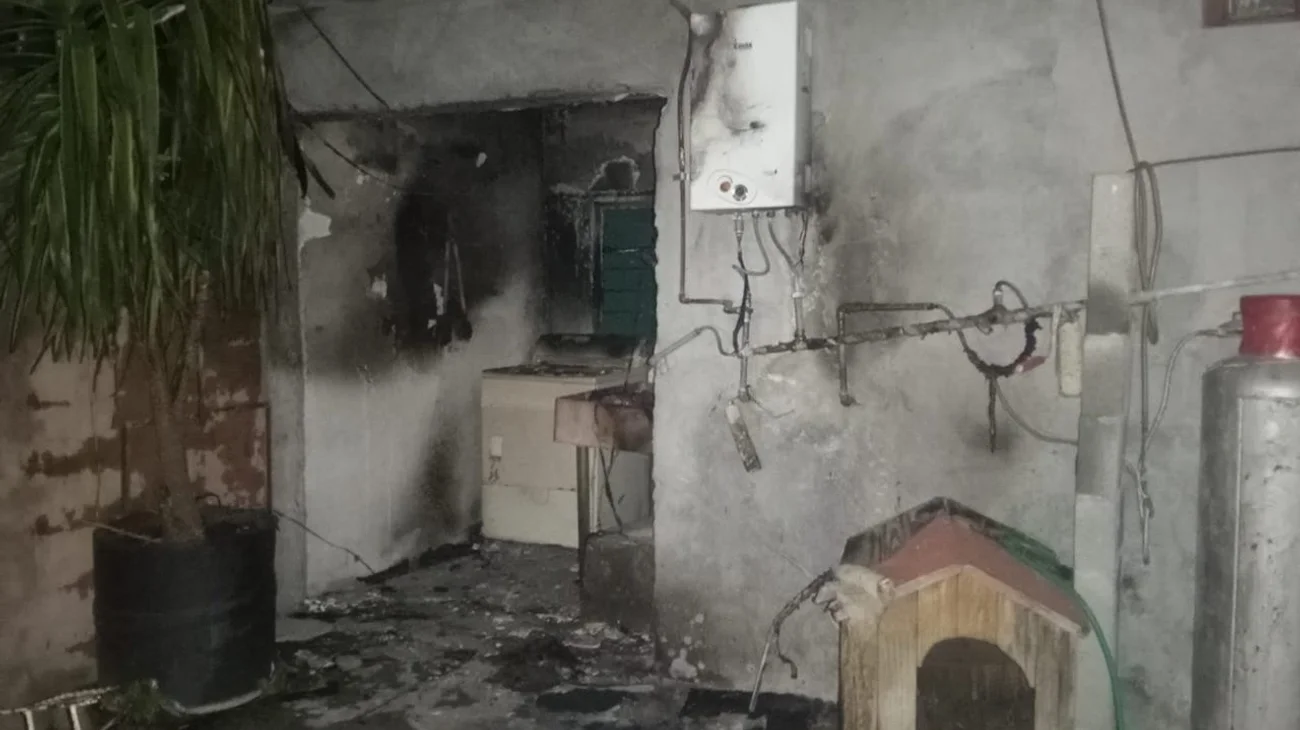 Explosión por flamazo daña vivienda en La Estanzuela