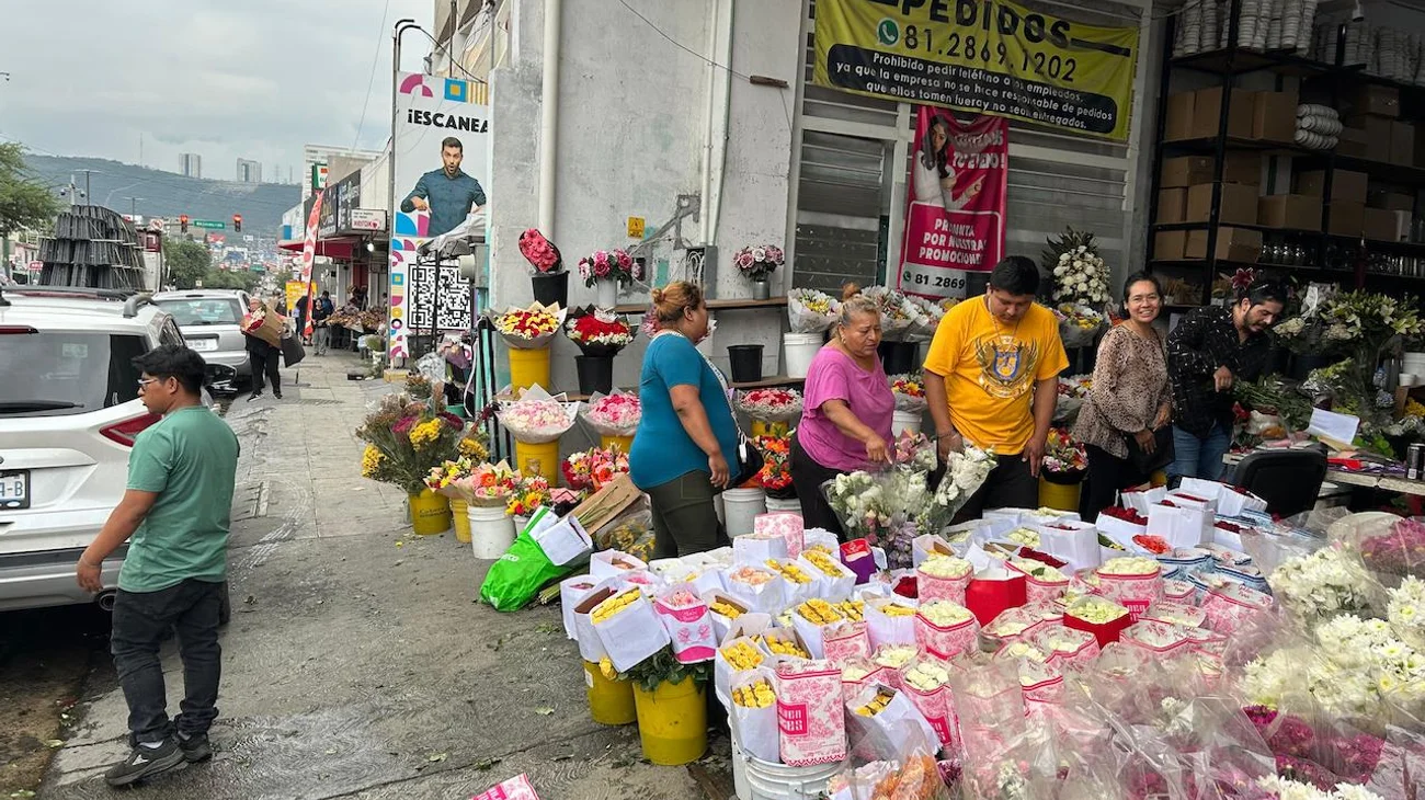 Abarrotan regios florerías previo al Día de las Madres