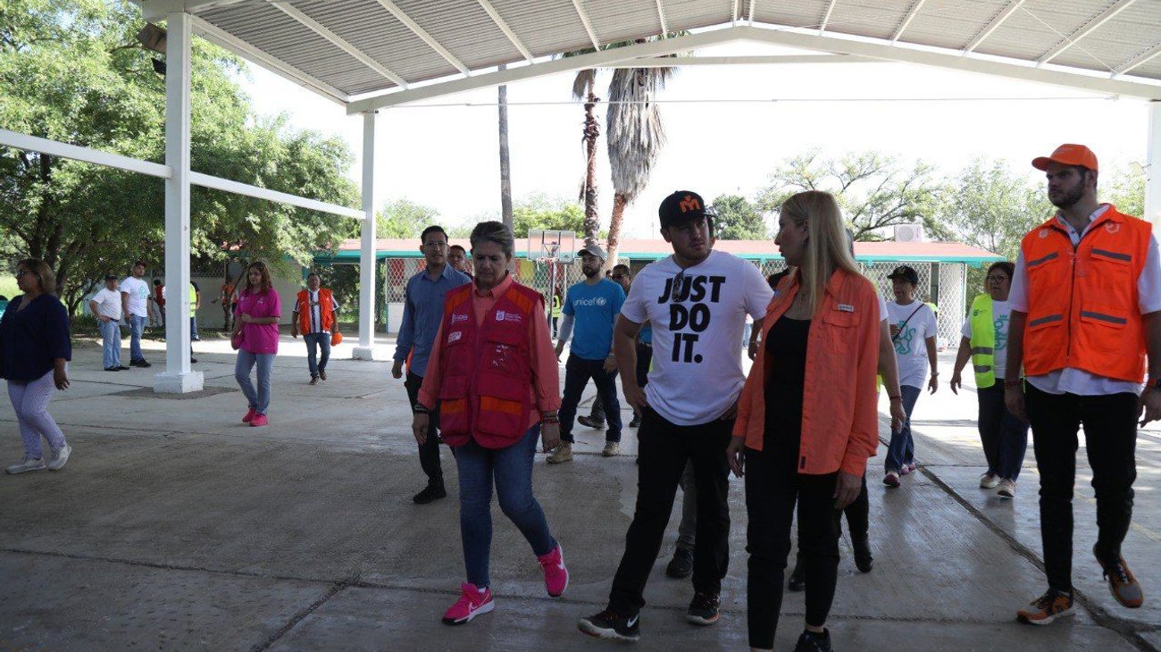 Samuel supervisa trabajos de limpieza en escuela pública