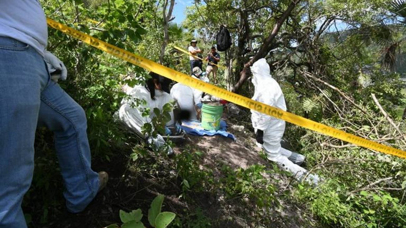 Recuperan más de 80 cuerpos en fosa común en Michoacán