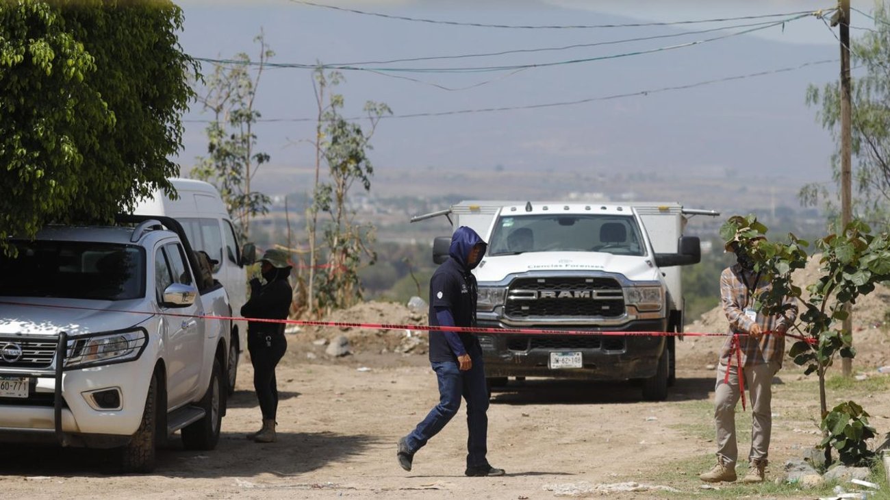 Hallan 60 bolsas con restos humanos en fosa de Jalisco