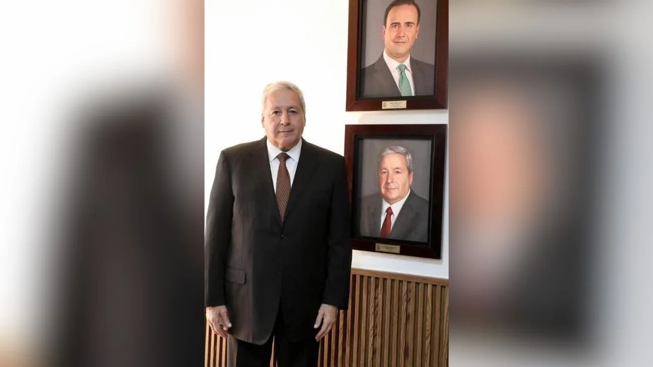 Develan Fotografía de José María Siller en el muro de exalcaldes