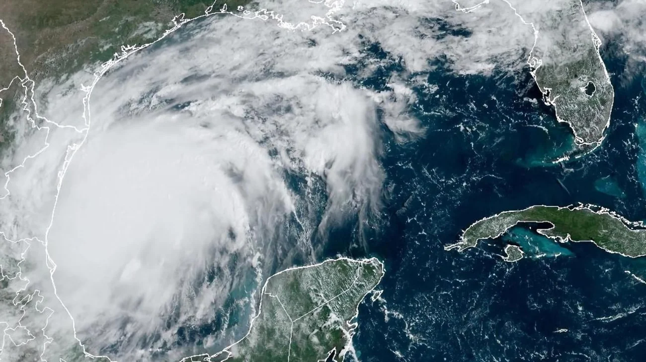 Francine se intensifica rumbo a la costa sur de EUA