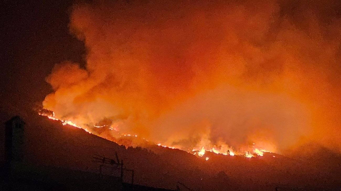 Fuego en isla de Tenerife obliga a evacuar a 26,000 personas