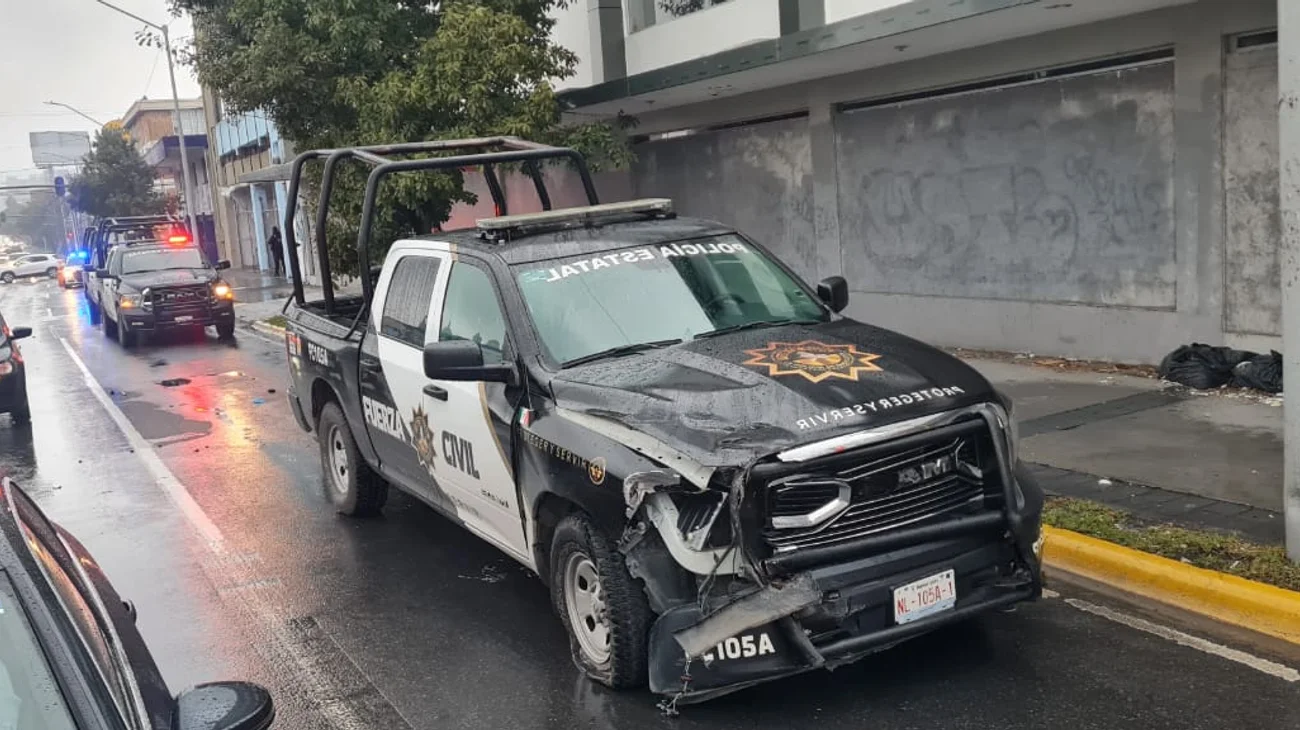 Choca patrulla de Fuerza Civil en el centro de Monterrey