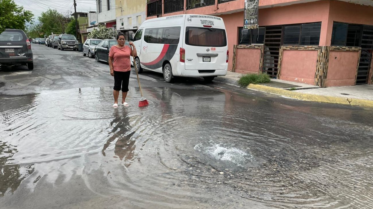 Mega fuga de agua rompe cañerías en casas de Cañada Blanca