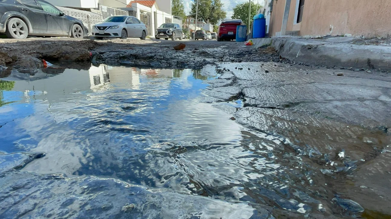Piden reparación de fuga y daños viales en Col. Hidalgo
