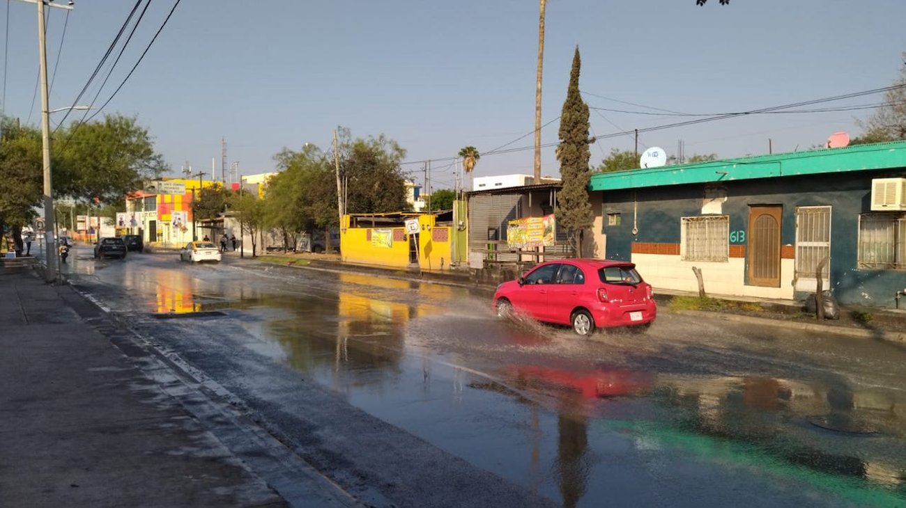 Desperdicia fuga agua potable en colonia Santo Domingo