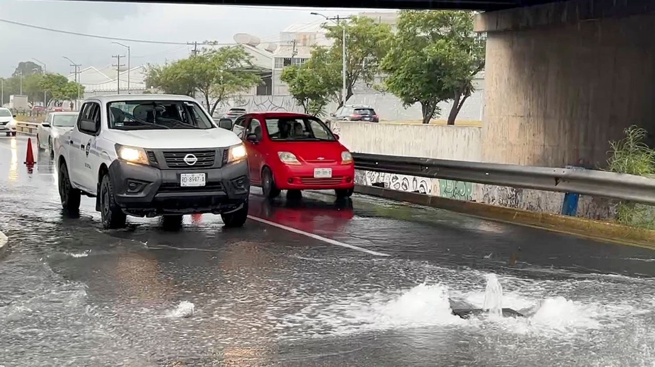 Reportan importante fuga de agua en avenida Juan Pablo Segundo