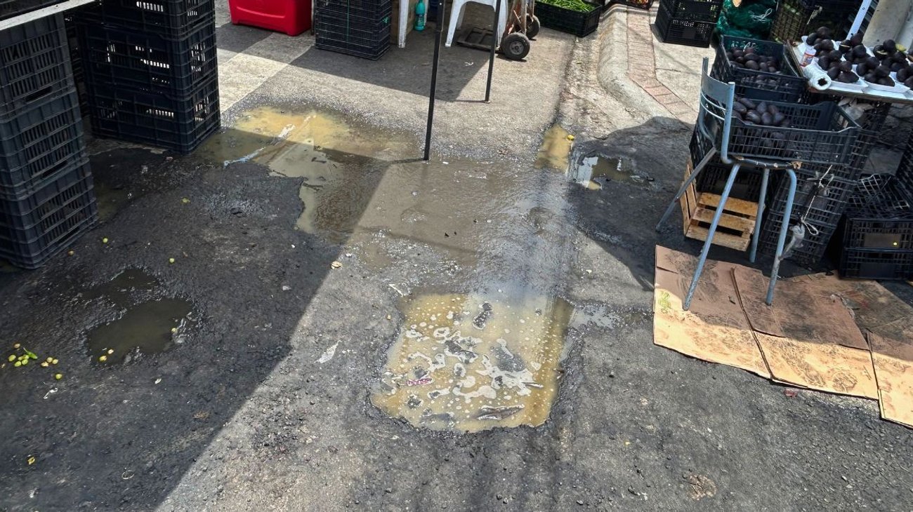 Denuncian fuga de aguas negras sin atender en centro de Monterrey