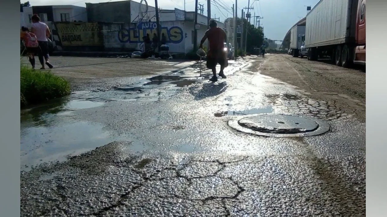 Sufren por fuga de aguas negras en la colonia del Tránsito