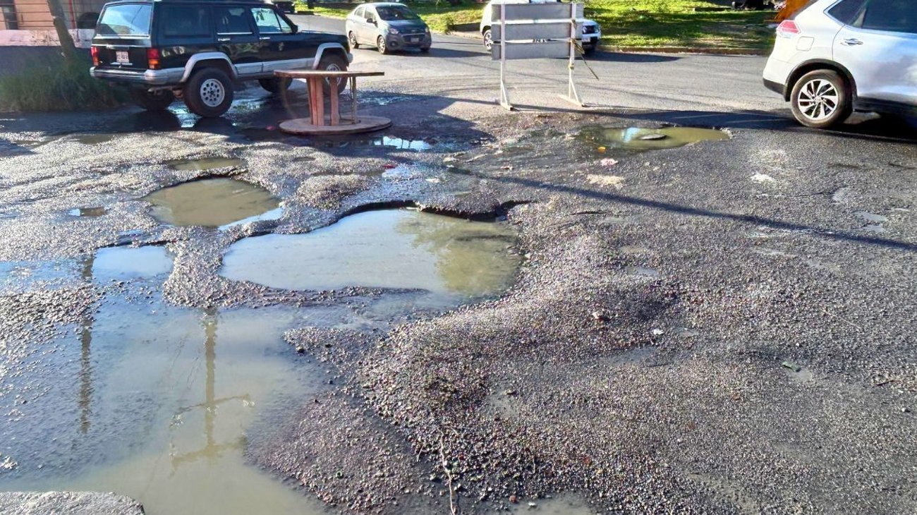 Denuncian fuga de aguas negras y baches en avenida de Guadalupe
