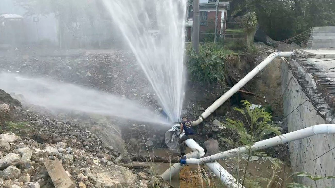 Causa tubería dañada fuga de aguas residuales al sur de Monterrey
