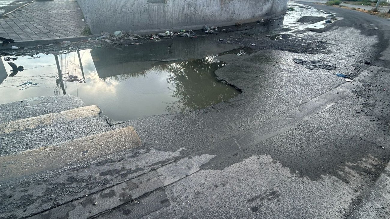 Baches y aguas negras afectan a automovilistas en la Industrial