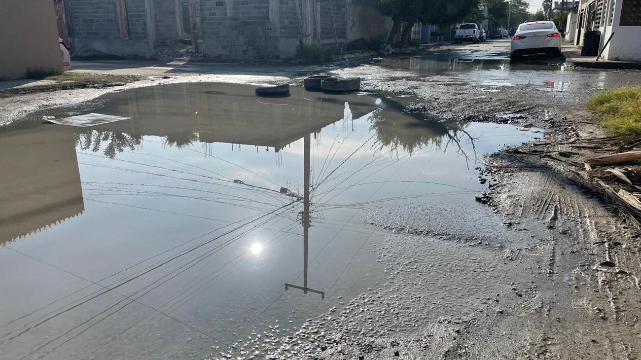 Fuga de aguas negras daña pavimento en la colonia de Reynosa