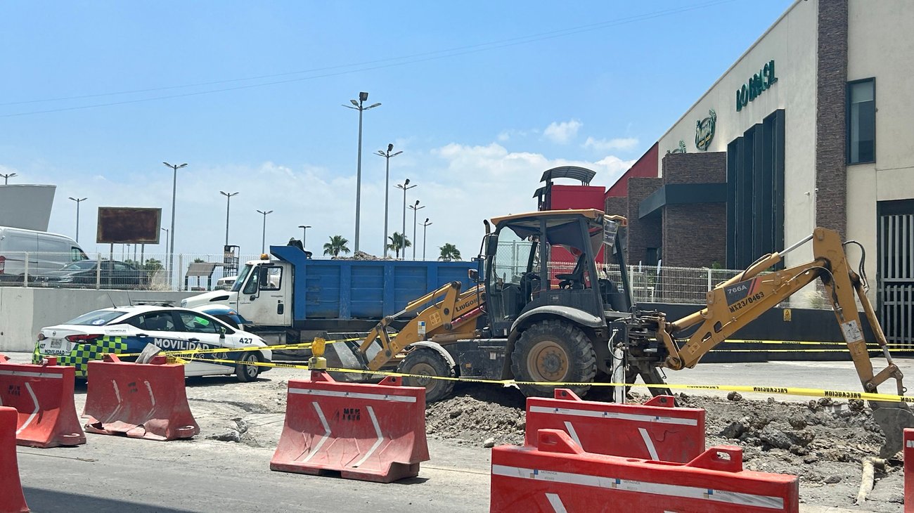 Maquinaria provoca fuga de gas sobre la avenida Miguel Aleman