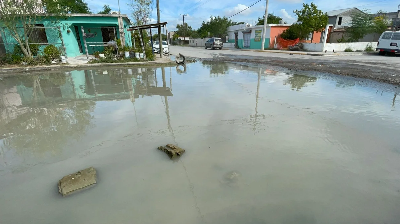 Exigen solución a fuga de agua en colonia Esfuerzo Nacional