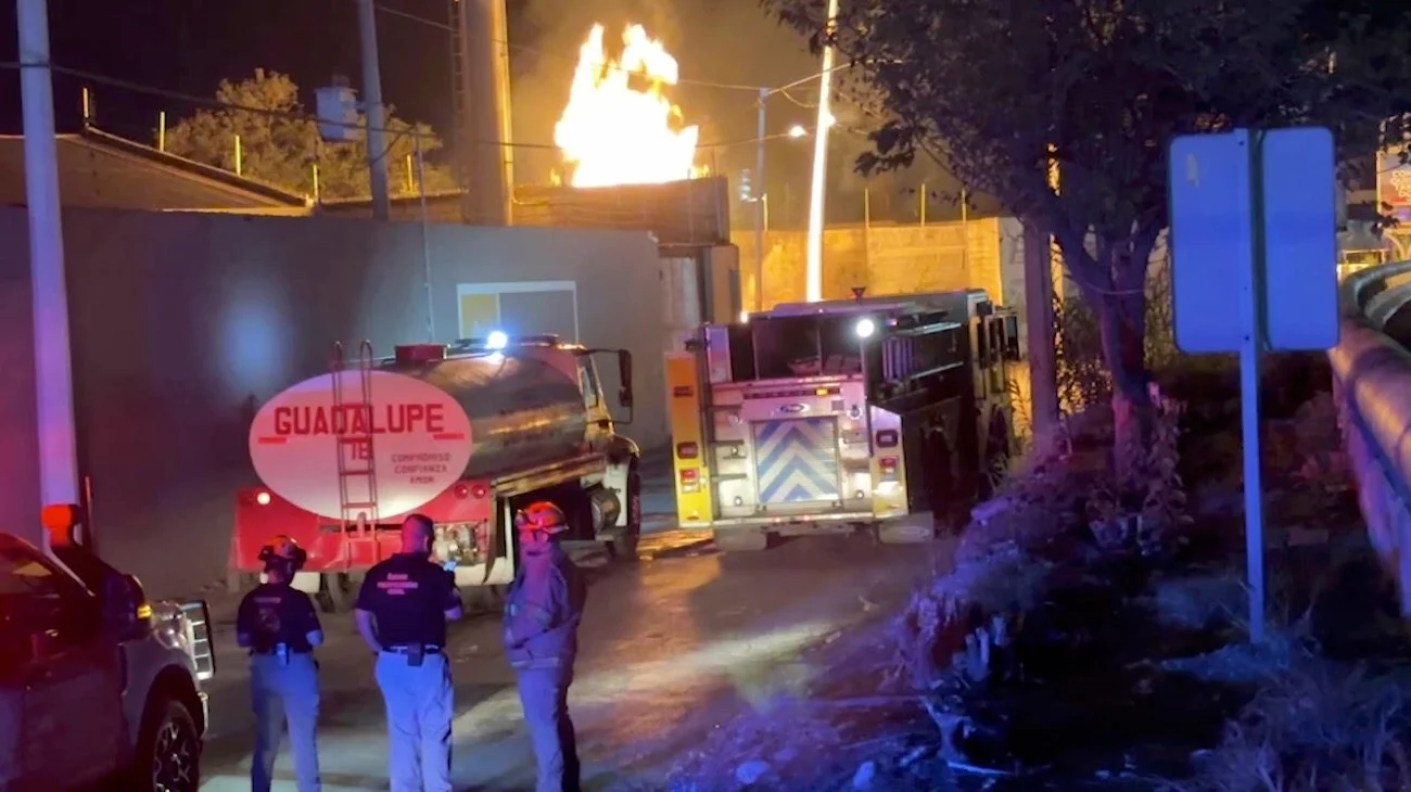Fuga de gas provoca incendio en Guadalupe; fuego continúa activo