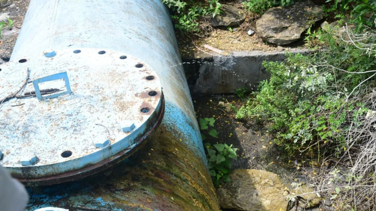 Atiende AyD fuga de agua en tanques de la Loma Larga