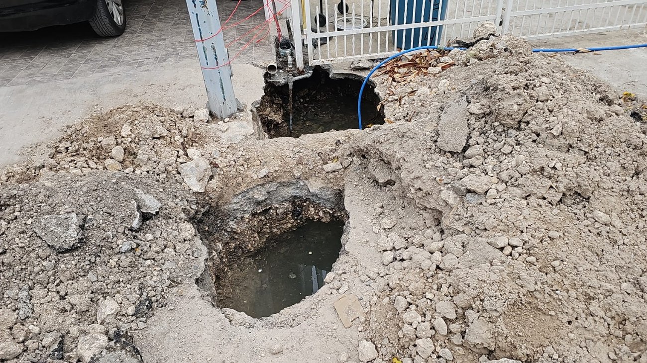 Vecinos denuncian fuga de agua en San Nicolás