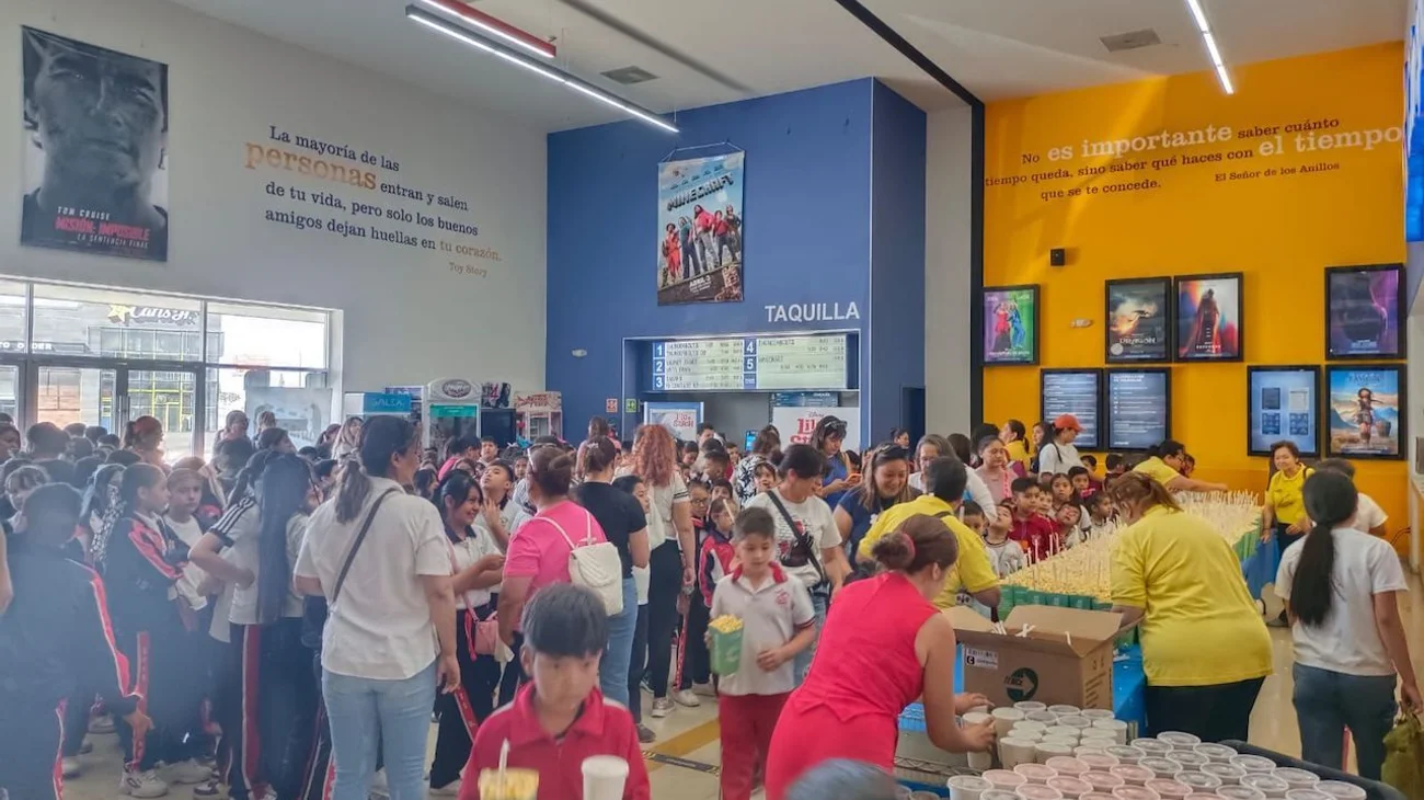 Disfrutan menores funciones de cine organizadas por Club Rotario