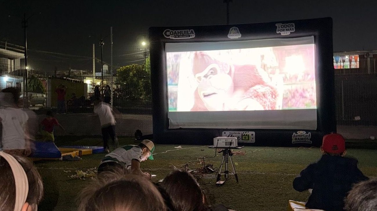 Reúnen a familias las noches de cine en colonias de Ramos Arizpe