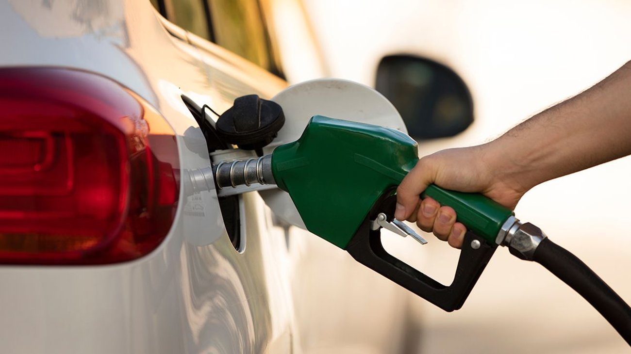EUA analiza suspender impuesto a gasolina por alza de precios