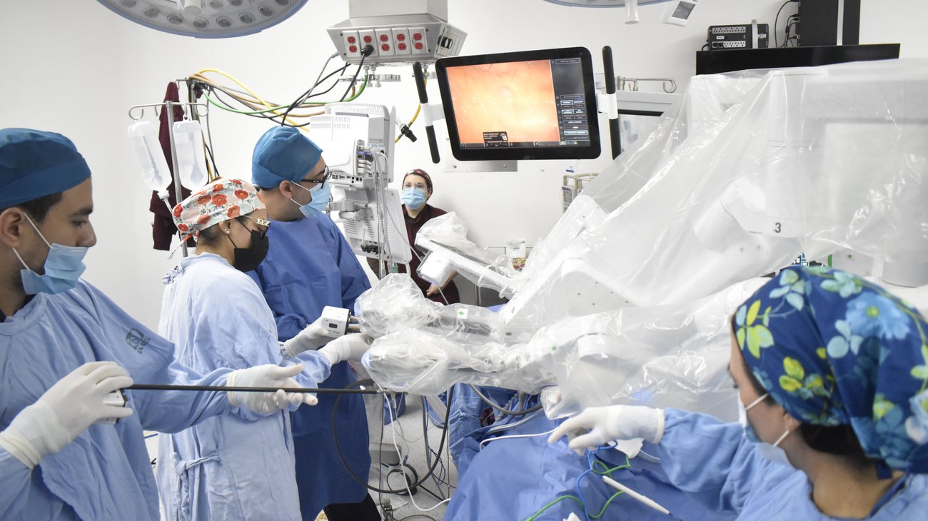 Lidera IMSS NL cirugía robótica con 60 intervenciones