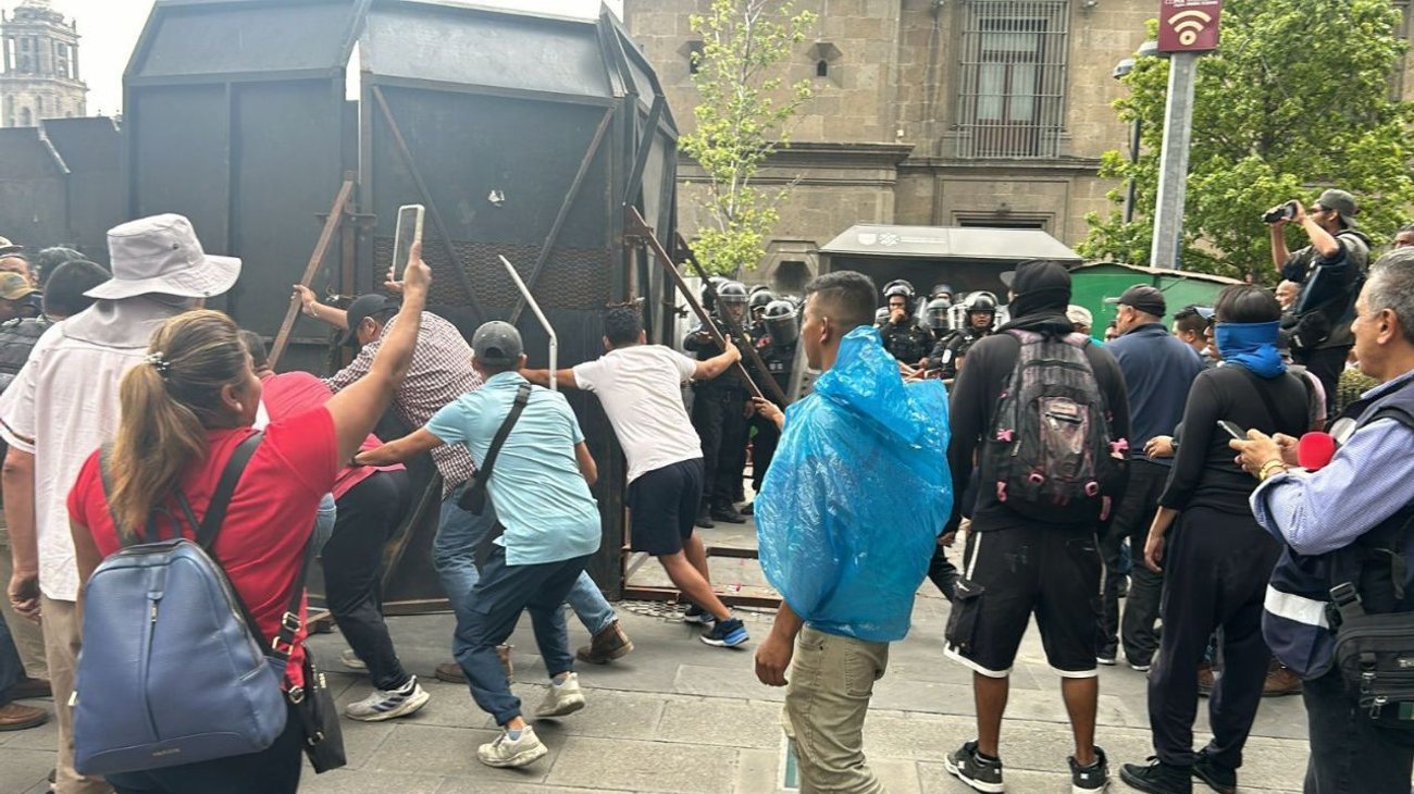 Genera CNTE disturbios en Palacio Nacional por protesta