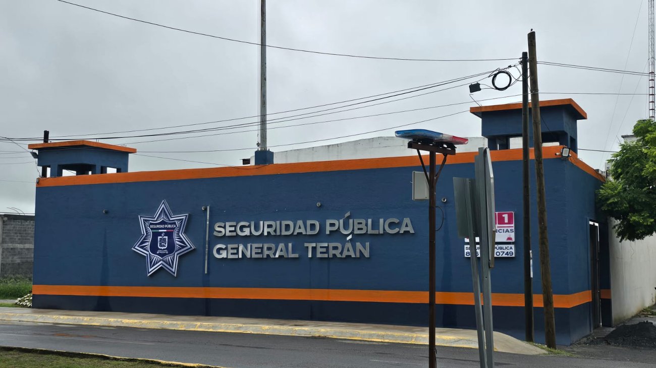 Aseguran camioneta con equipo táctico en General Terán
