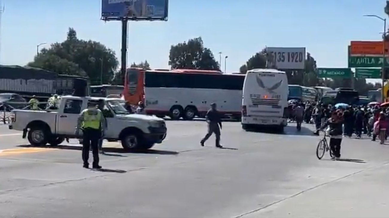 En protesta, maestros de la CNTE bloquean casetas en todo México