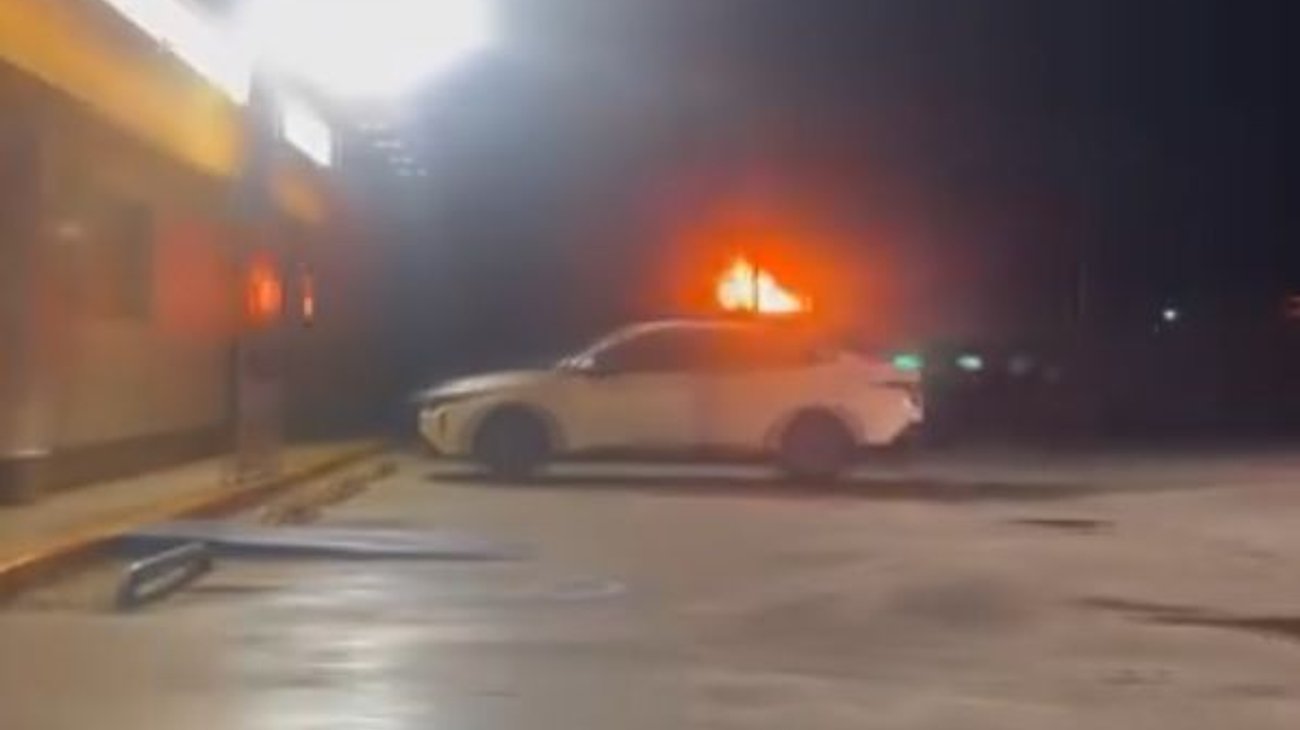 Cae rayo en una línea de tráiler en Allende e incendia camioneta