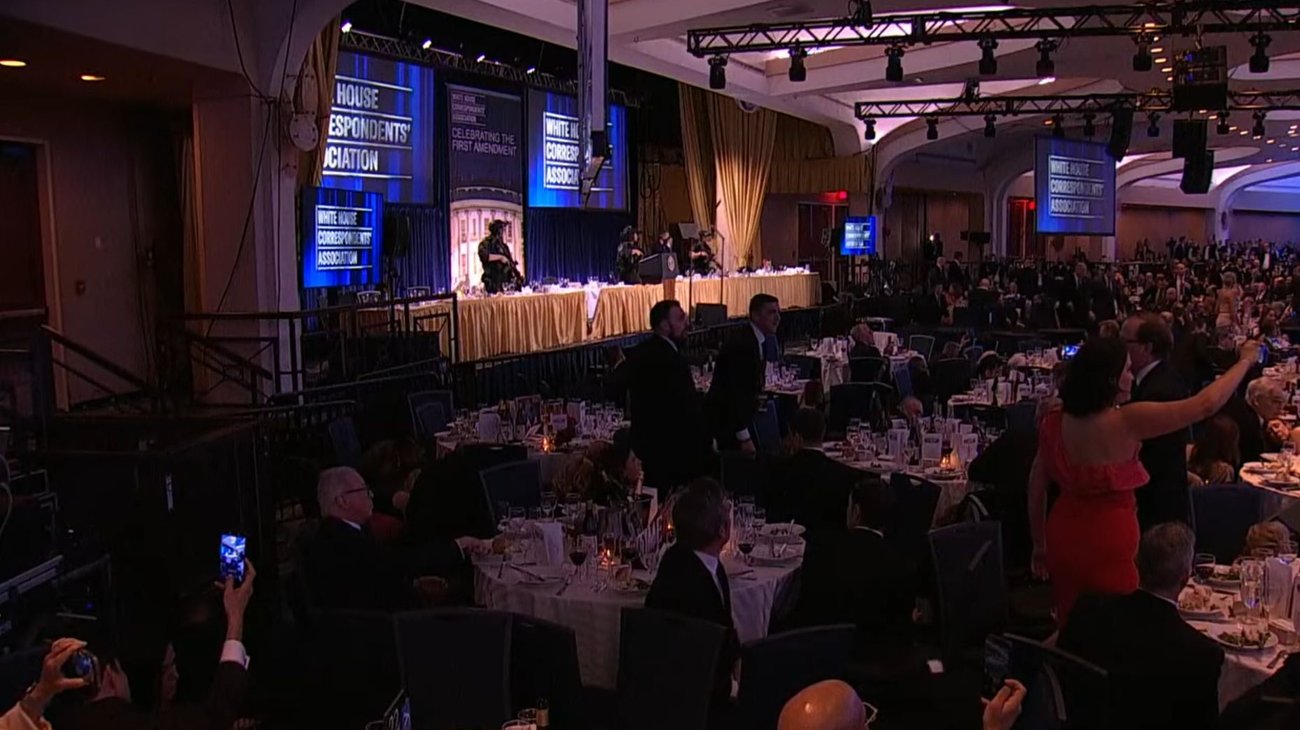 Evacúan a Donald Trump tras disparos durante cena en Washington