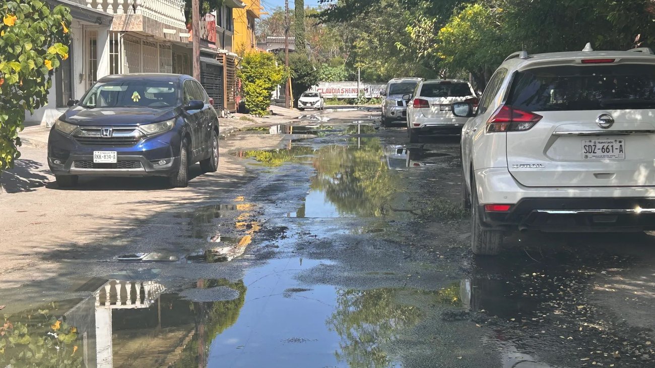 Vecinos denuncian agua verde y malos olores en Haciendas Escobedo