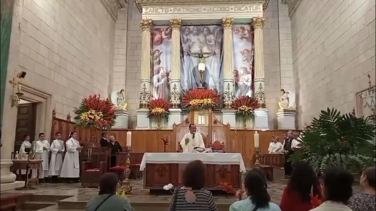 Salvador Blanco deja arreglo floral del Santo Cristo tras 37 años