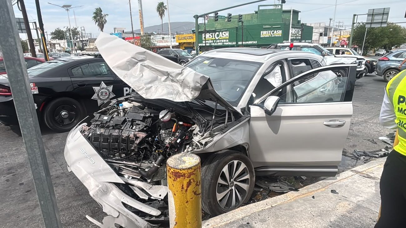 Fuerte choque en Ruiz Cortines deja tres lesionados