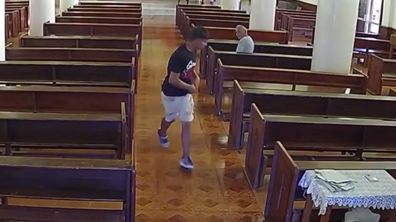 Buscan a joven que robó celular de adulto mayor en iglesia