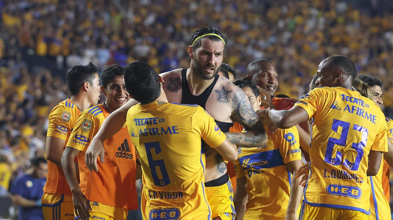 Tigres golea 3 - 0 a Rayados en el Estadio Universitario