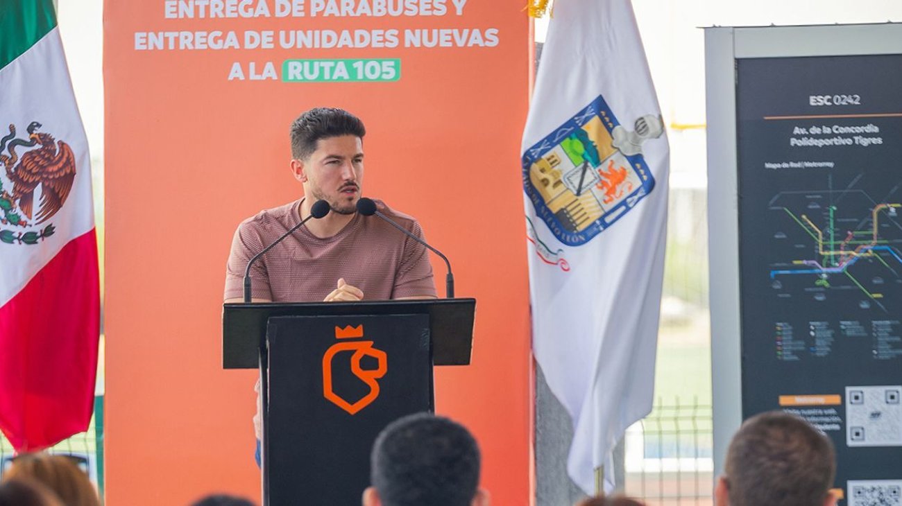Entrega Samuel García 30 camiones y 63 parabuses en Escobedo
