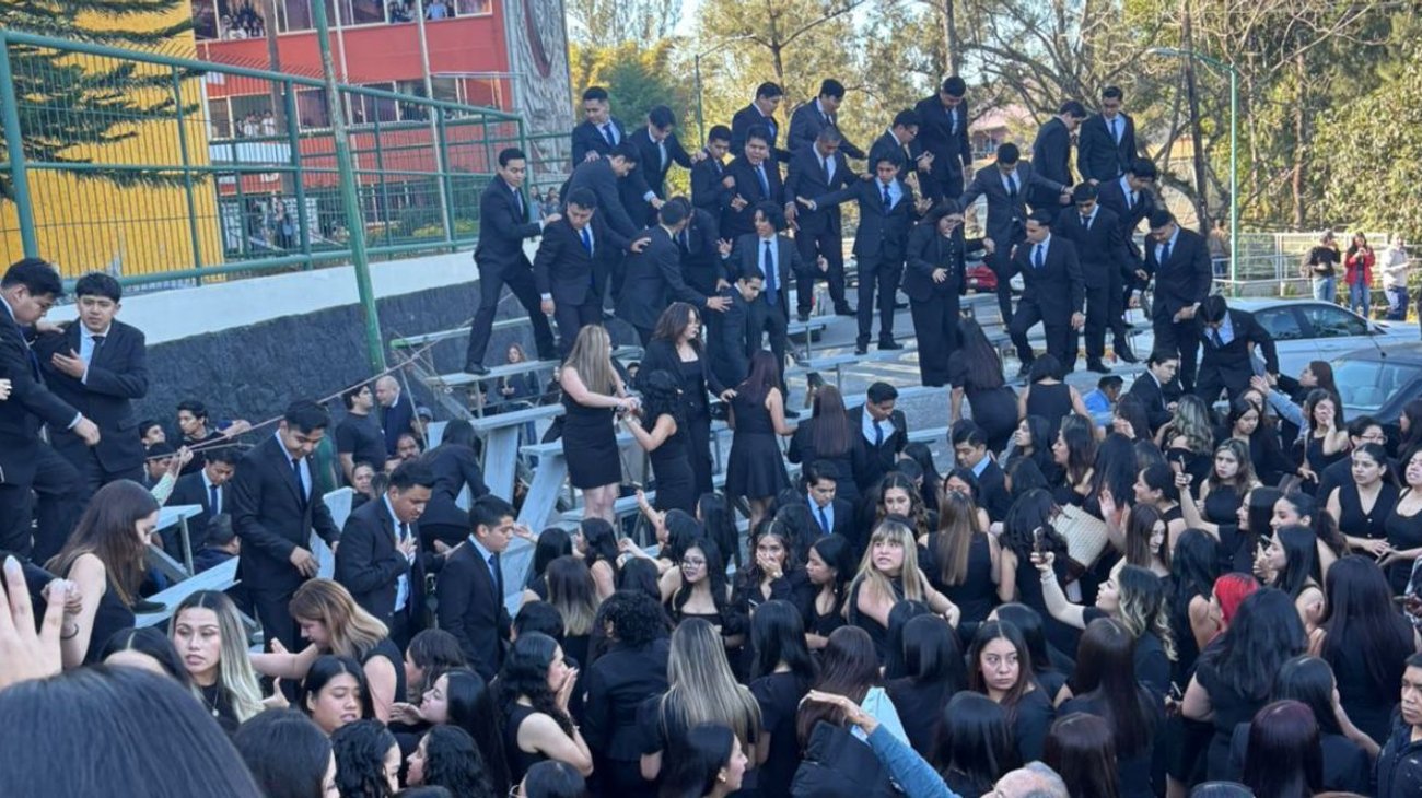 Colapso de gradas para fotografía deja 18 lesionados en Veracruz