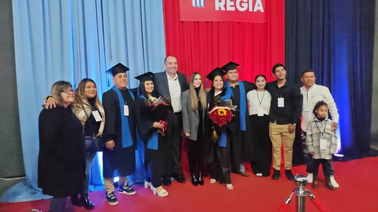 Cerca de 900 alumnos se graduan de Prepa Regia