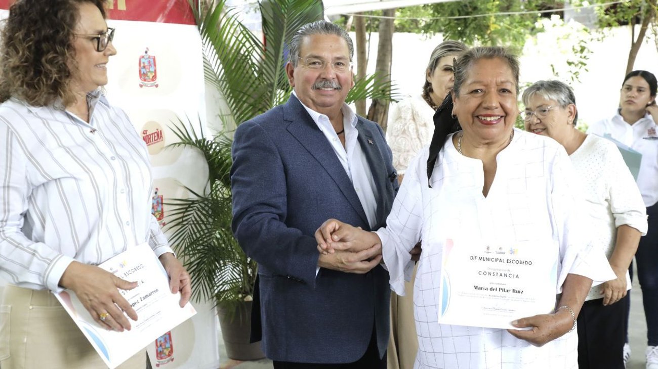 Adultos mayores se gradúan de Educación Digital en Escobedo