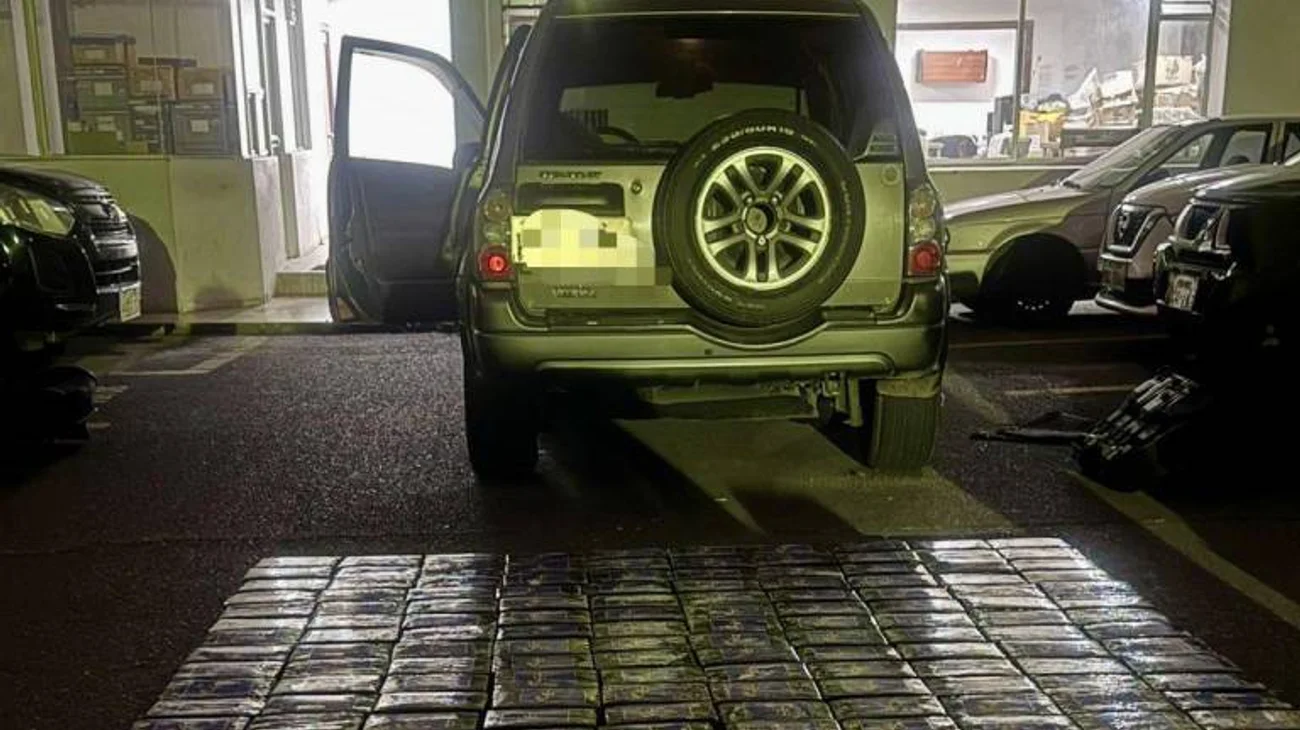 Incautan 318 kilos de cocaína escondidos en dos automóviles