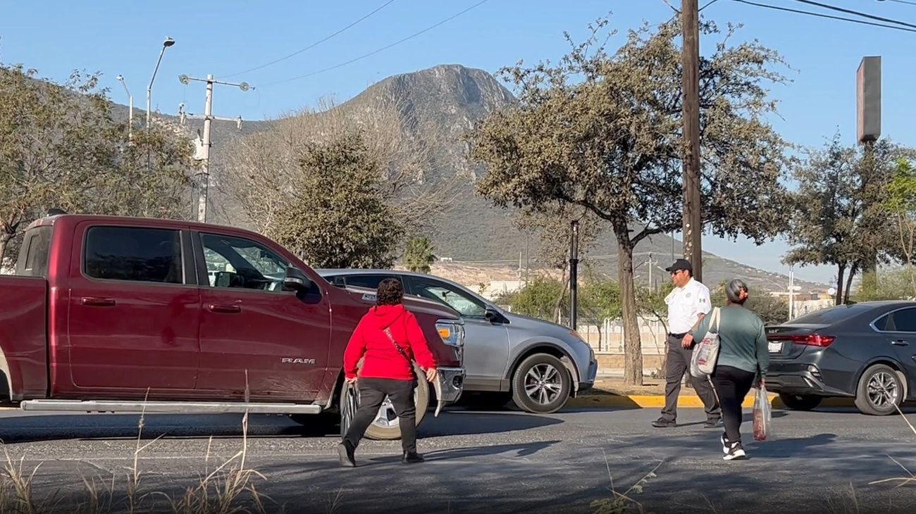 Exhiben riesgo latente al cruzar la avenida Raúl Salinas